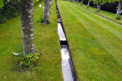 Pozemek-je-mozne-odvodnit-povrchove-i-pomoci-podzemnich-drenazi