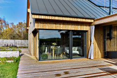 Funkcni-designova-okna-se-stinici-technikou-a-izolacnimi-skly-HELUZ-IZOS-vyrabela-a-zajistila-realizaci-spolecnost-Vorlicek-okna_okno-s-velkoformatovymi-skly-IZOS