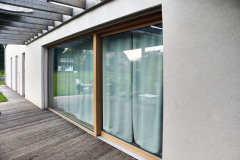 Soucasna-architektura-pracuje-s-velkymi-prosklenymi-plochami_Izolacni-sklo-IZOS-Energy-relaizace-Vorlicek-okna