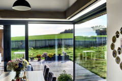 okno-s-velkoformatovymi-skly-IZOS_detail-z-interieru