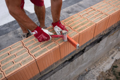 Jednovrstvové tehlové bloky s minerálnou výplňou Porotherm T Profi majú vysokú tepelnú zotrvačnosť a udržujú v interiéri príjemnú stabilnú klímu (Wienerberger)