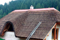 Pokryvanie-trstinovej-strechy-ROOFING-s-r.o-2