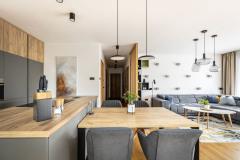 RD_Dlouhy_most_interier_centralni_obytny_prostor_foto_1_zdroj_Martin_Zuzanek_pro_M-T