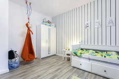 Detská izba poskytuje dostatočný priestor na detské hry, okrem skrine slúži na ukladanie priestor v spodnej časti postele. V detskej izbe nás zaujala aj zavesená sedačka v podobe opice
