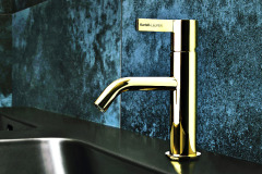 Laufen_foto_tisk_kolekce_Kartell_umyvadlova_baterie_zlata_foto3