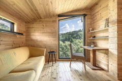 Pracovňa môže slúžiť ako izba pre hostí. Východné okno poskytuje panoramatický výhľad do okolia