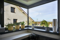 Dum-s-HS-portalem-v-sirce-5-m-se-zabudovanymi-izolacnimi-trojskly-HELUZ-IZOS.-Okna-realizovala-firma-Vorlicek-okna_intererovy-pohled