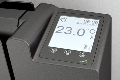 Designovy_radiator_Zehnder_Fare_Tech_575_882x100_anthracite_kontrolni_jednotka_obyvaci_pokoj_foto_zdroj_Zehnder