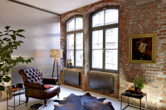 Designovy_radiator_Zehnder_Fare_Tech_575_882x100_anthracite_obyvaci_pokoj_foto_zdroj_Zehnder