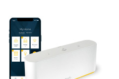 Riadiaca jednotka TaHoma® Switch od spoločnosti Somfy je novo kompatibilná s produktmi značky Netatmo, ako sú senzor kvality ovzdušia, meteostanica, termostat a inteligentné termostatické hlavice. Pomocou aplikácie TaHoma® môžete teraz regulovať vykurovanie podľa navrhovaných scenárov. V lete je možné vďaka senzoru zabudovanému do termostatov/termostatických hlavíc Netatmo automatizovať pohyb žalúzií a tým zabraňovať prehrievaniu interiéru. V dome udržíte príjemnú klímu a ušetríte za klimatizáciu (Somfy) 