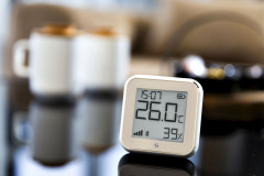 Bezdrôtový senzor vnútornej teploty a vlhkosti Shelly H&T Gen3 je kompatibilný so systémom inteligentného riadenia SMART HOME by hornbach 
(Hornbach)
