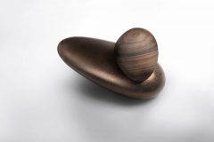 Výtvarný Batériu Equilibrio inšpirovali dva na sebe položené kamene balansujúce vo vyváženej rovnováhe. Na fotografii je kombinácia vo vyhotovení bronz a palisander. Elegantné tvary navrhol sochár Marcel Lesko, vyrába Gessi