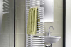 Kúpeľňový radiátor Porto Rund šikovne oddelí umývaciu časť od toalety; cena 180 € (HORNBACH)