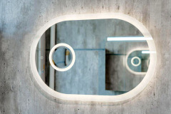 Zrcadlo_ALIVA_zapnuto_LED_osvetleni_regulator_stmivani_integrovane_zvetsovaci_zrcatko_topna_folie_horizontalni_zaveseni_foto_zdroj_Drevoja