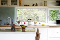 Okná v kuchyni sú orientované na východ a je z nich vidieť svah pod krytou lávkou