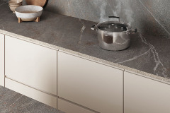 1-Nas-tip-_VARENI-PRIMO-NA-DESCE_ABKSTONE-PIASENTINA-MUD-20MM_obkladkuchyne.cz_