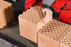 POROTHERM-Profi-zakladani-prvni-rady-cihel