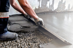 Pri nanášaní betónovej podlahy musí byť prostredie vetrané, nie vlhké, teplota by nemala byť nižšia ako 10 °C (ISTOCK)