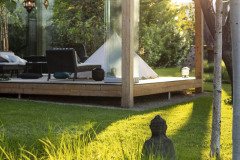 Drevená pergola s posuvným zasklením po obvode. Toto riešenie umožňuje takmer celoročnú relaxáciu v záhrade – v lete je pergola úplne otvorená, v chladnom počasí je chránená proti chladu, vetru a dažďu