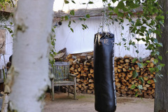 Ak nie ste fitness fanatici, vystačíte si v záhrade spravidla s nenápadnou gymnastickou zostavou nenásilne umiestnenou v tieni v zeleni. Boxovacie vrece do exteriéru sa vyrába z vodeodolného materiálu, ako je PVC alebo nylon