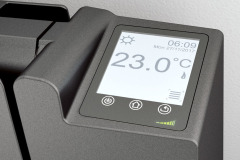 Designovy_radiator_Zehnder_Fare_Tech_575_882x100_anthracite_kontrolni_jednotka_obyvaci_pokoj_foto_zdroj_Zehnder
