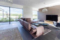 Pevne bezrámovo zasklené okná poskytujú voľný výhľad (realizácia ateliéru Master Design)
