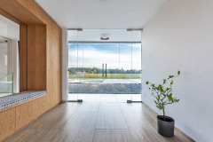 Kombinácia bezrámovo zasklenej fasády a sklenenej steny v zádverí vytvára dojem voľnosti bez zábran (realizácia ateliéru Master Design) 