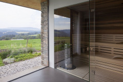 Západnú časť obdĺžnikového prízemia tvorí relaxačná zóna s veľkorysou saunou. K jej prednostiam patrí aj fantastický výhľad do kraja