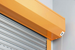 Detail umiestnenia predokennej vonkajšej rolety v boxe na fasáde domu (LOMAX)