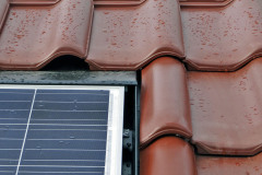 DEKSOLAR INTEGRA je ľahká kovová konštrukcia pre montáž FV panelov do skladanej strešnej krytiny, pričom panely nevystupujú nad rovinu strešnej krytiny  