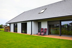 okna_a_HS_portal_VEKRA_Alu_Design_Classic_drevohlinik_dub_transparent_venkovni_zaluzie_VEKRA_STANDARD_foto_zdroj_VEKRA