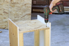 3. Z OSB dosky vypíľte diel 36 × 36,5 cm a spojte ho s predchádzajúcimi dielmi