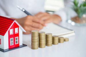 Lacné hypotéky ďalej tlačia ceny bývania nahor
